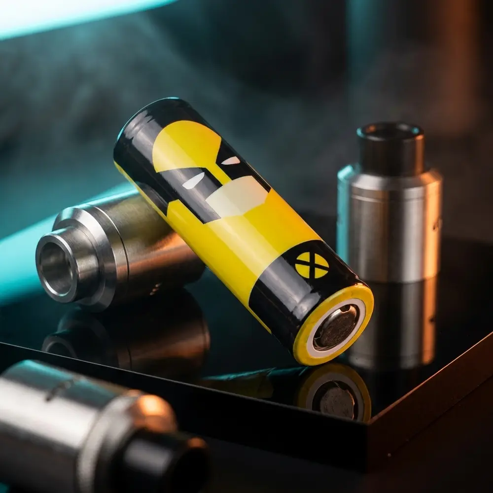Adesivo para bateria 18650 aplicado em bateria sobre acrilico preto com reflexos e luzes RGB - Vapor Gringo