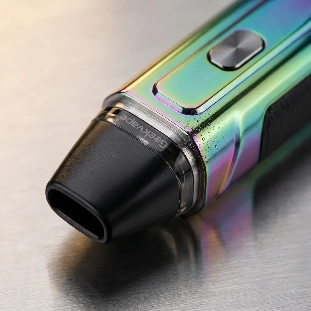 Detalhe macro do Aegis One 780mAh mostrando bocal, junta magnetica e textura do aço inox com condensacao - Vapor Gringo