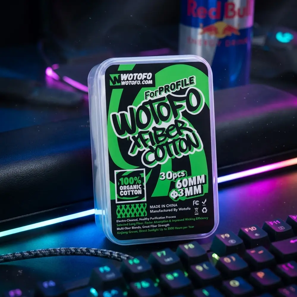 Embalagem Algodão XFiber Wotofo em mesa gamer RGB ao lado de teclado mecânico e luzes neon - Vapor Gringo