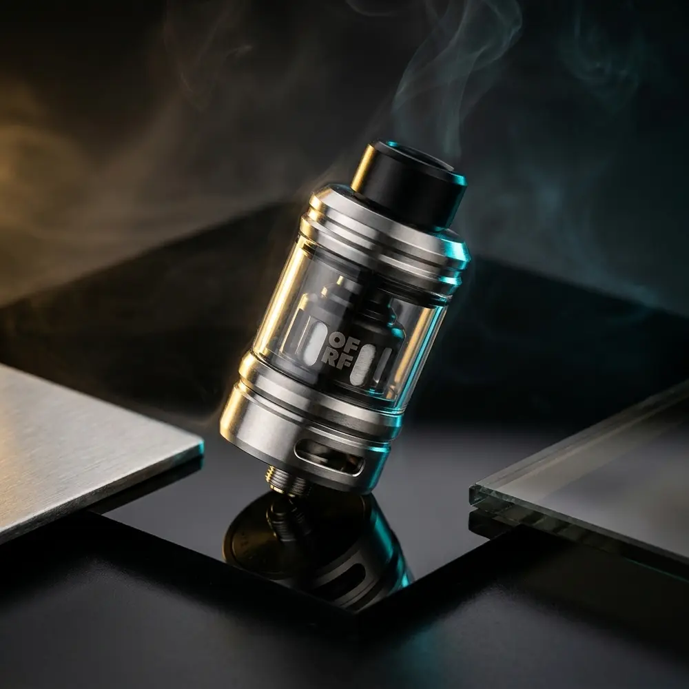 Atomizador nexMESH Sub-Ohm 25mm OFRF suspenso sobre acrilico preto com luzes douradas e azuis e reflexos nítidos - Vapor Gringo