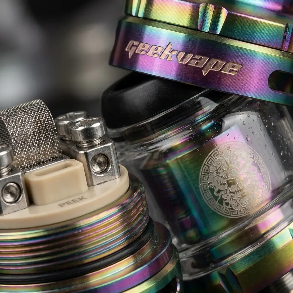 Close-up do Atomizador Zeus X 2 Mesh RTA mostrando deck, malha, roscas e goticulas de condensacao - Vapor Gringo