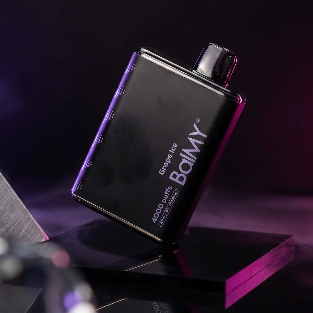 Pod descartavel Balmy 4.000 puffs em close sobre base acrilica escura com reflexos roxos e magenta - Vapor Gringo