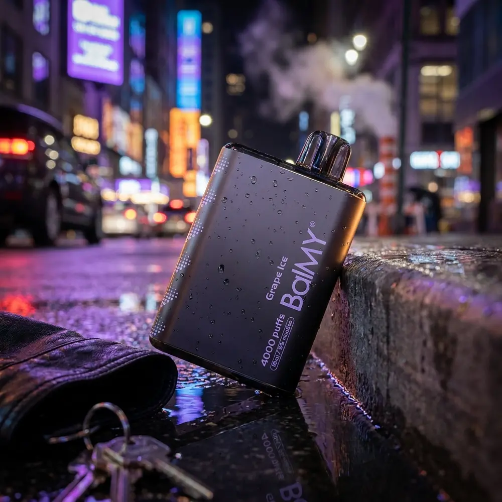 Pod Balmy 4.000 puffs apoiado em parapeito molhado com neon urbano e acessórios streetwear - Vapor Gringo