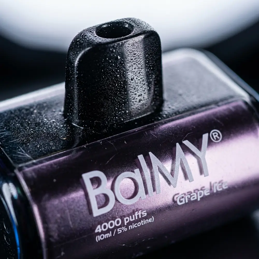 Close-up do Pod Balmy 4.000 puffs mostrando boca, tip, textura e gotas de condensacao - Vapor Gringo