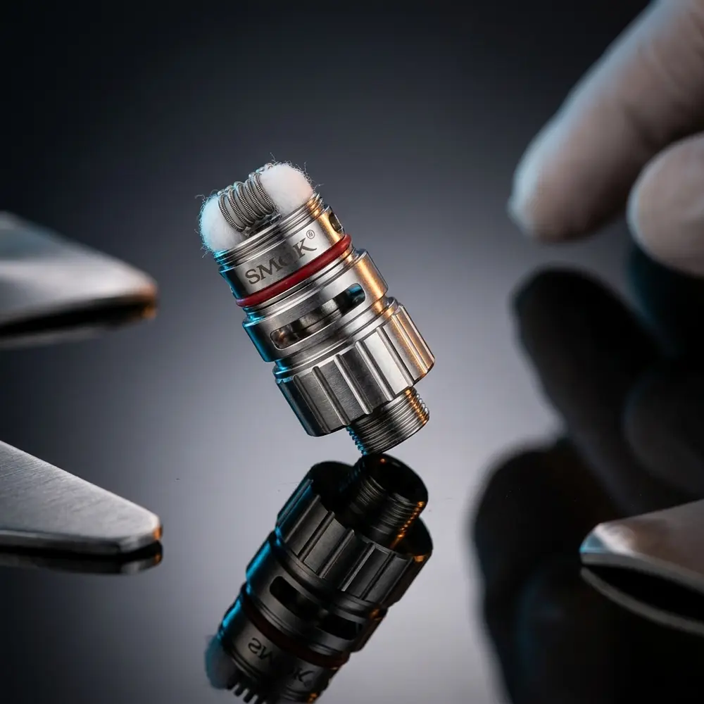 Base RBA RPM 80 RGc da Smok suspensa sobre acrilico preto refletivo com luzes azuis e ambar - Vapor Gringo