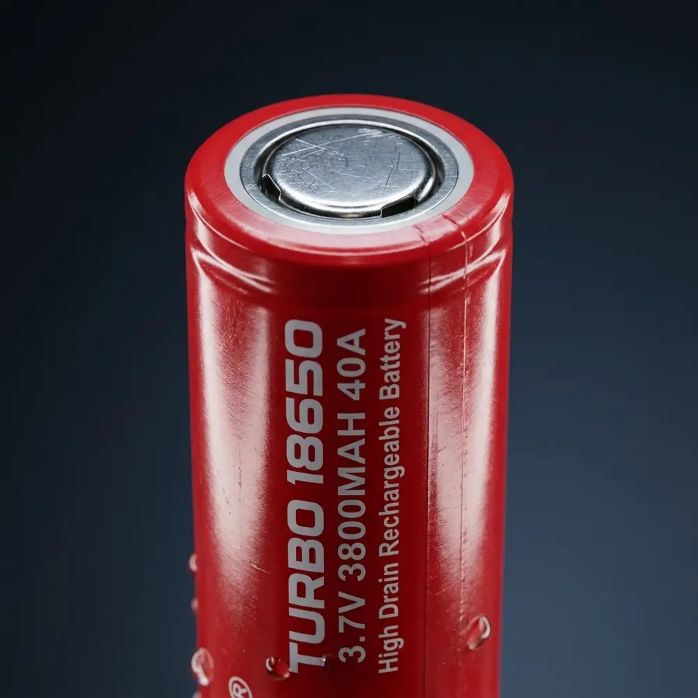Detalhes da bateria 18650 Turbo AWT com rótulo nítido, textura metálica e gotas de condensação - Vapor Gringo