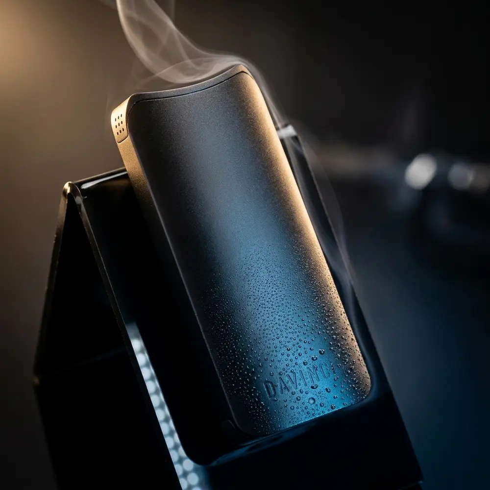 Bateria 510 Artiq DaVinci em close sobre base acrilica preta, iluminacao dramática e reflexos premium - Vapor Gringo