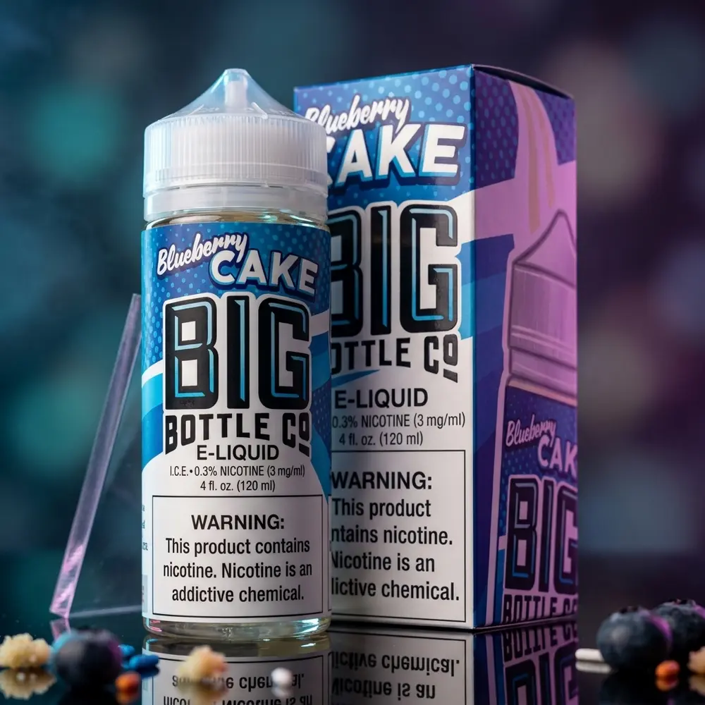 Frasco Big Bottle Co. Blueberry Cake 120ml sobre acrilico brilhante, iluminação azul-roxa e reflexos dramáticos. - Vapor Gringo