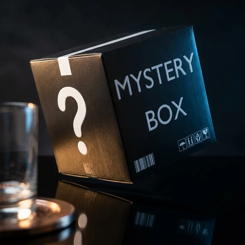 Black Box da Vapor Gringo inclinada sobre superfície preta brilhante, logo e tipografia nítidos com luzes quentes e azuis - Vapor Gringo