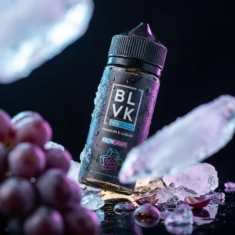 Garrafa Líquido Blvk Unicorn FRZN Grape Tundra inclinada sobre base acrílica com gelo, condensação e luzes roxas - Vapor Gringo