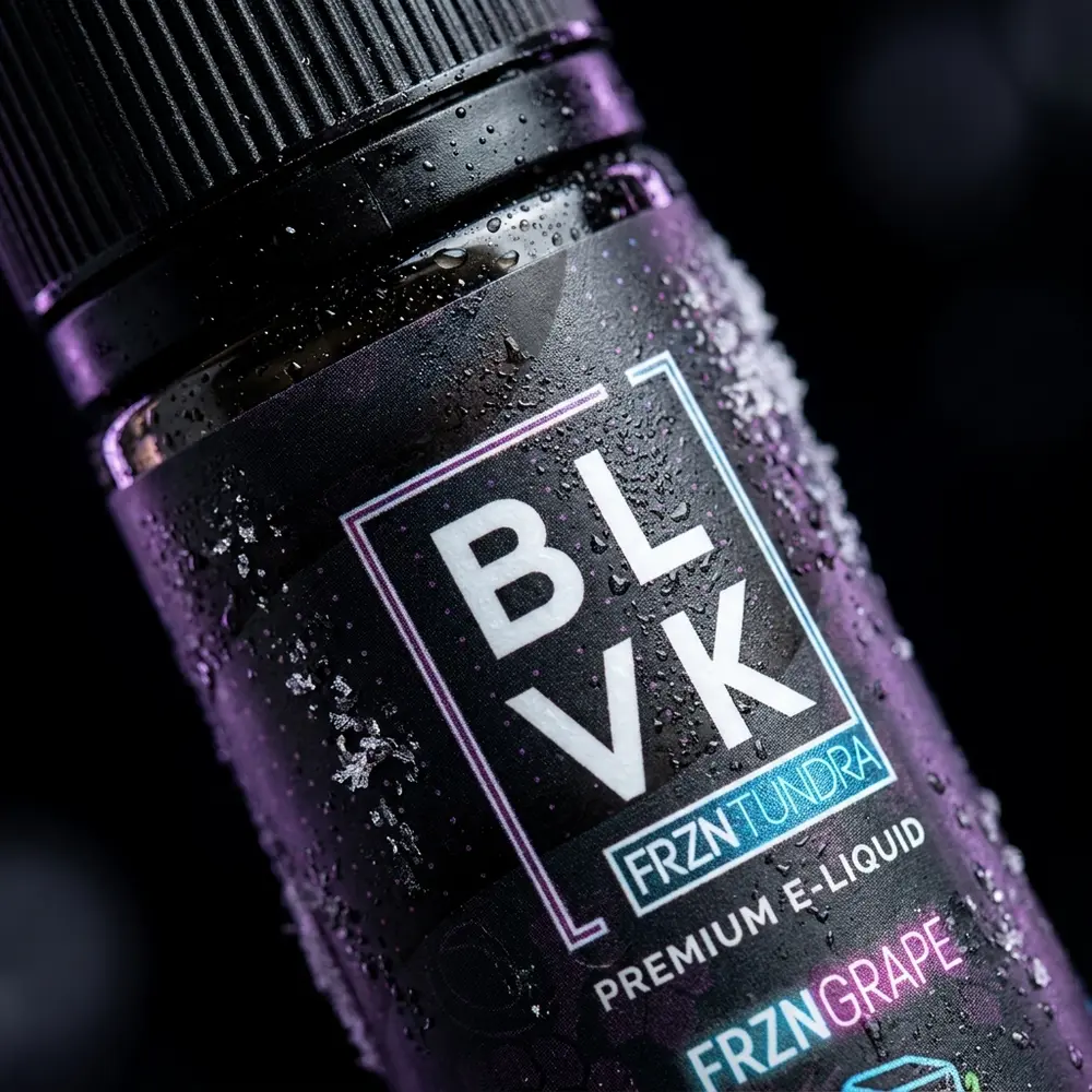 Macro do rótulo do Líquido Blvk Unicorn FRZN Grape Tundra com gotas de condensação e brilho metálico no bico - Vapor Gringo