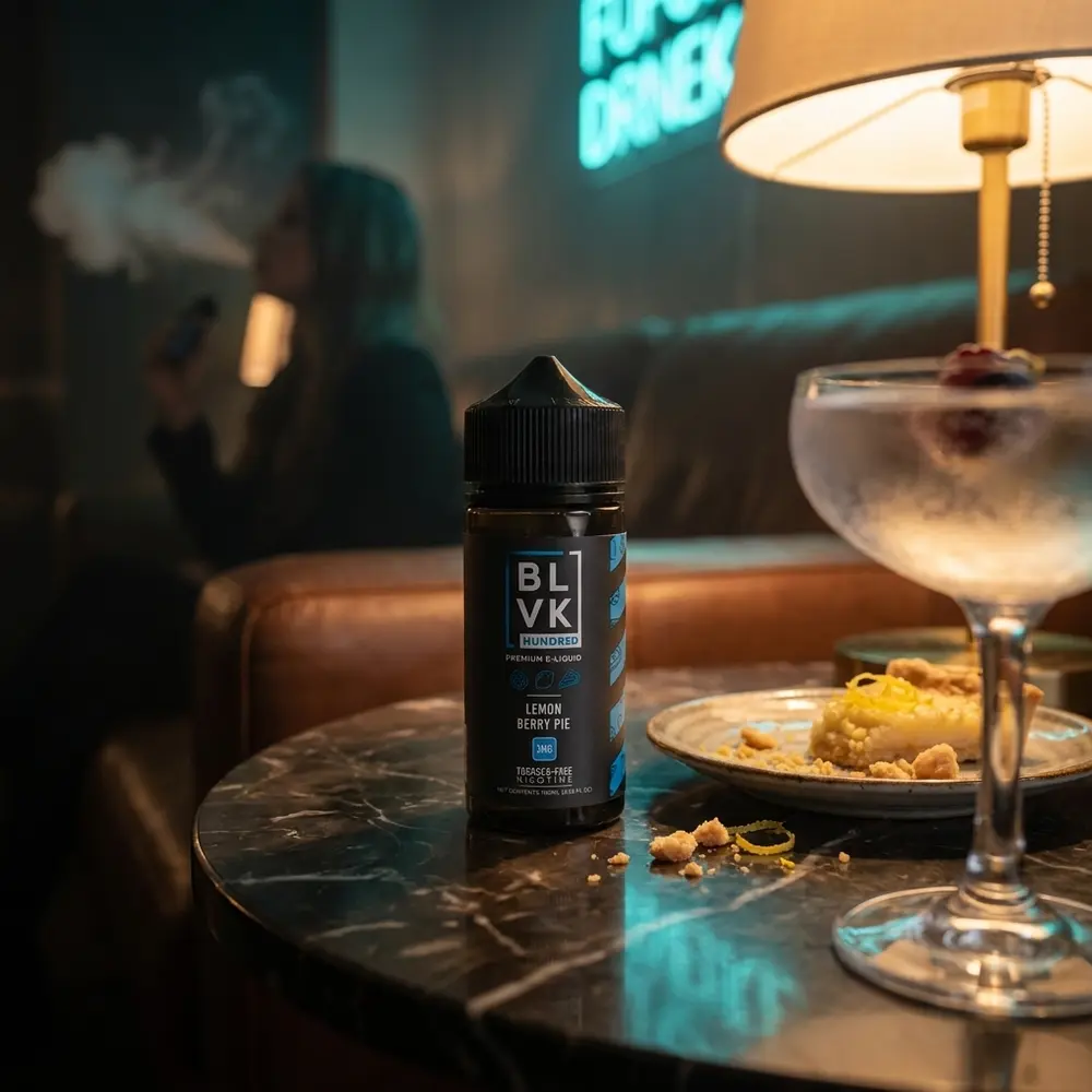 Frasco blvk unicorn lemon berry pie em lounge luxo sobre marmore com taça, torta e luz ambiente - Vapor Gringo