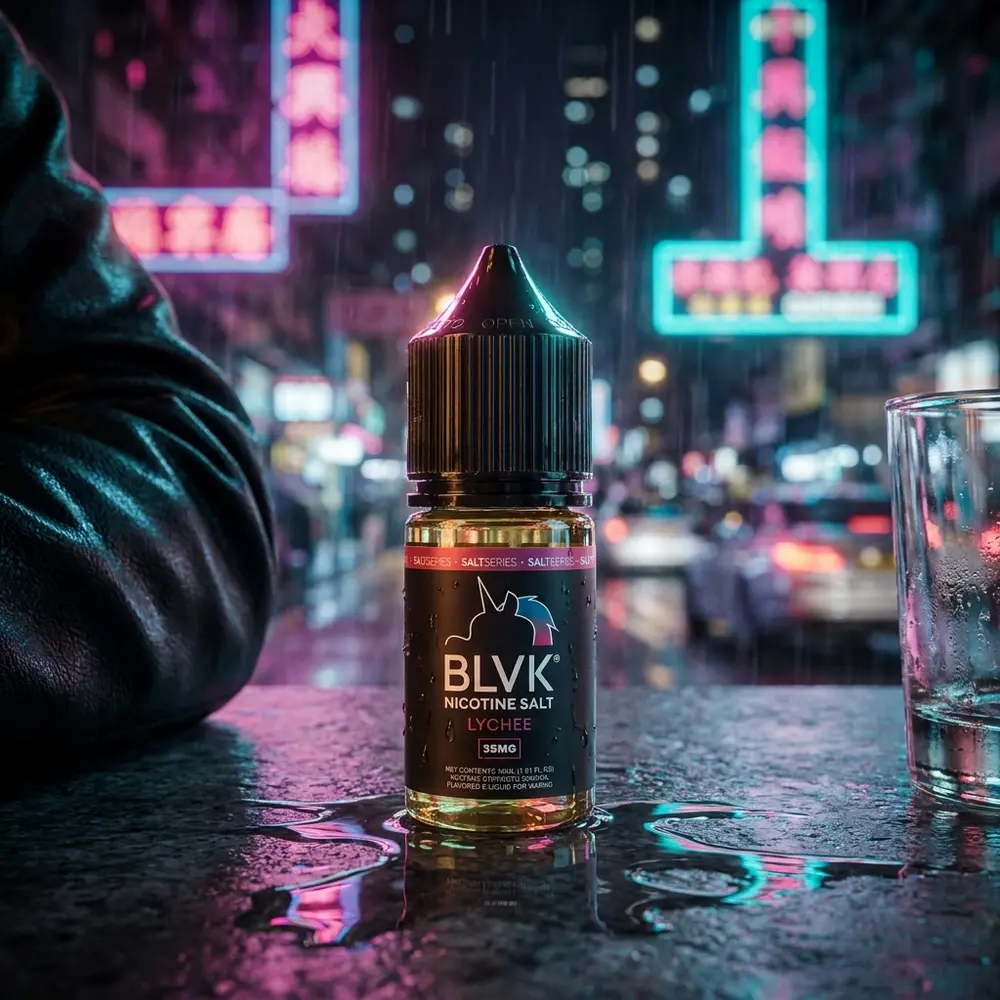 Garrafa BLVK Unicorn Lychee em balcão molhado com reflexos neon e bokeh urbano ao fundo - Vapor Gringo