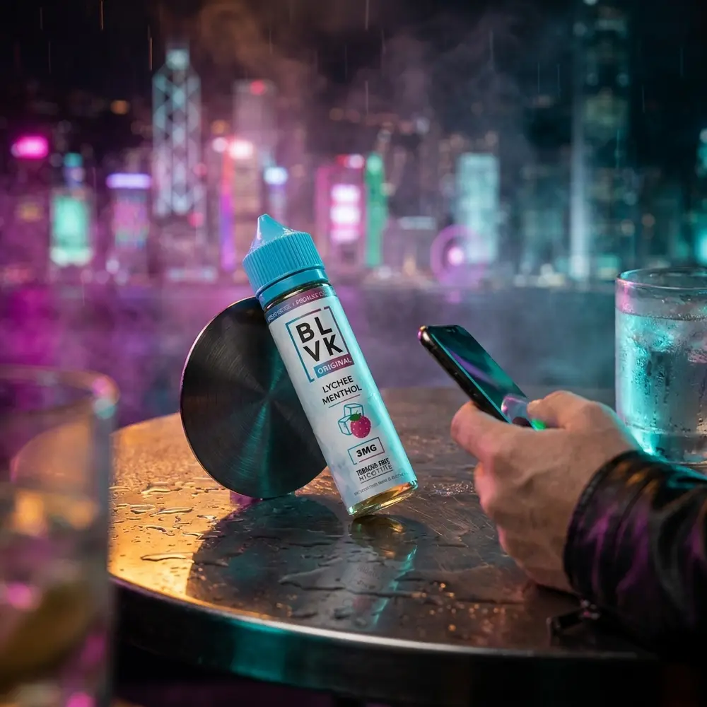 Garrafa Blvk Unicorn Lychee Menthol apoiada em mesa metalica de bar noturno com neon magenta e teal ao fundo - Vapor Gringo