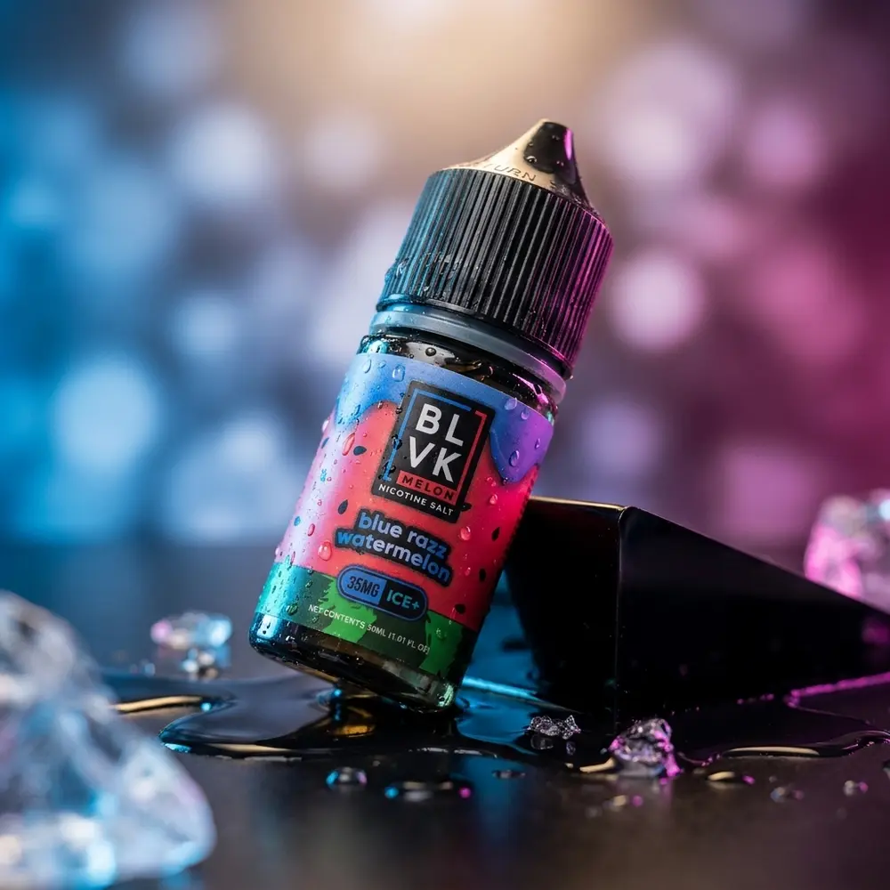 Frasco BLVK Unicorn Salt Blue Razz Watermelon Ice Melon inclinado sobre acrilico molhado com reflexos neon azul e magenta - Vapor Gringo