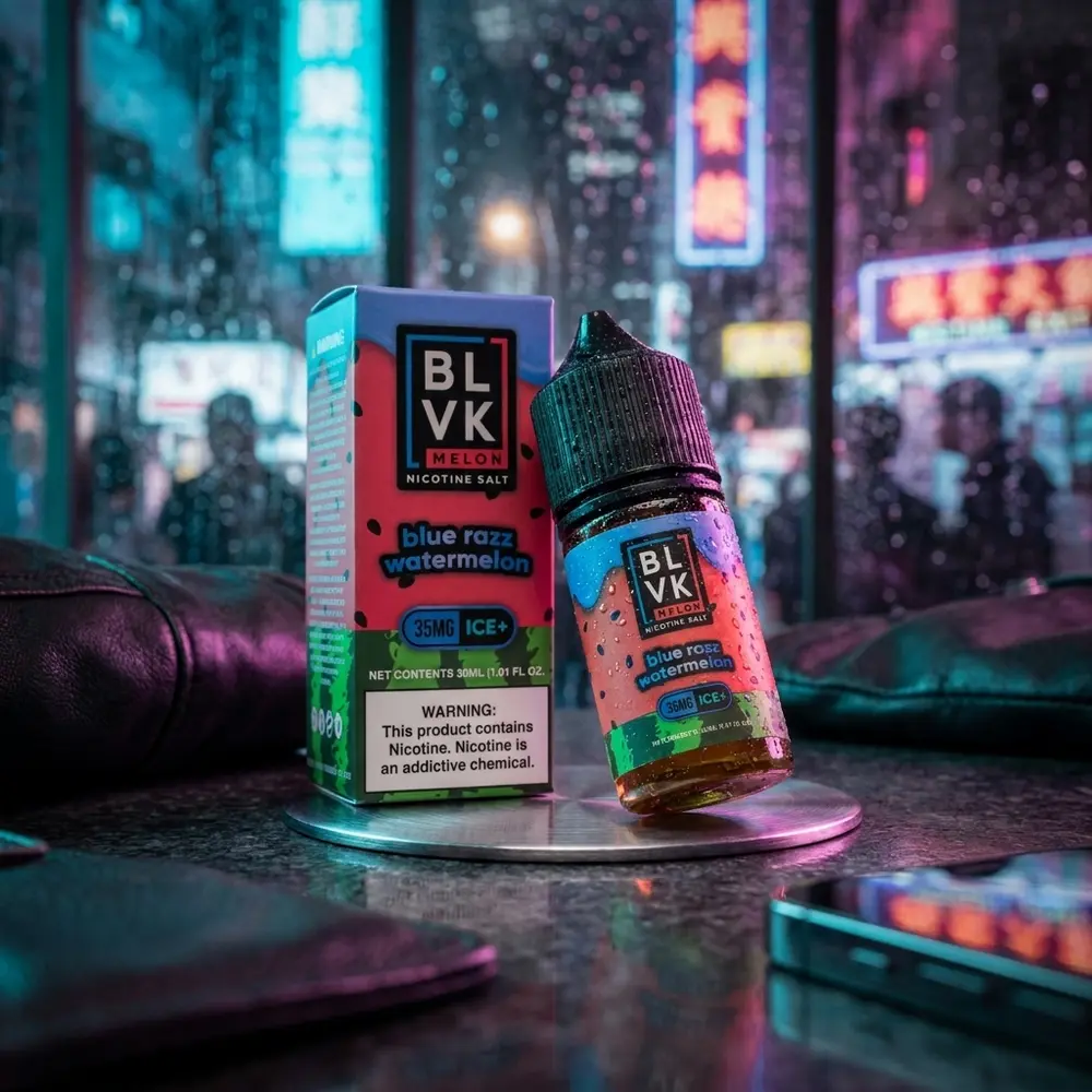 Frasco BLVK Unicorn Salt Blue Razz Watermelon Ice Melon na bancada urbana com reflexos neon, janela molhada e objetos de estilo ao fundo - Vapor Gringo