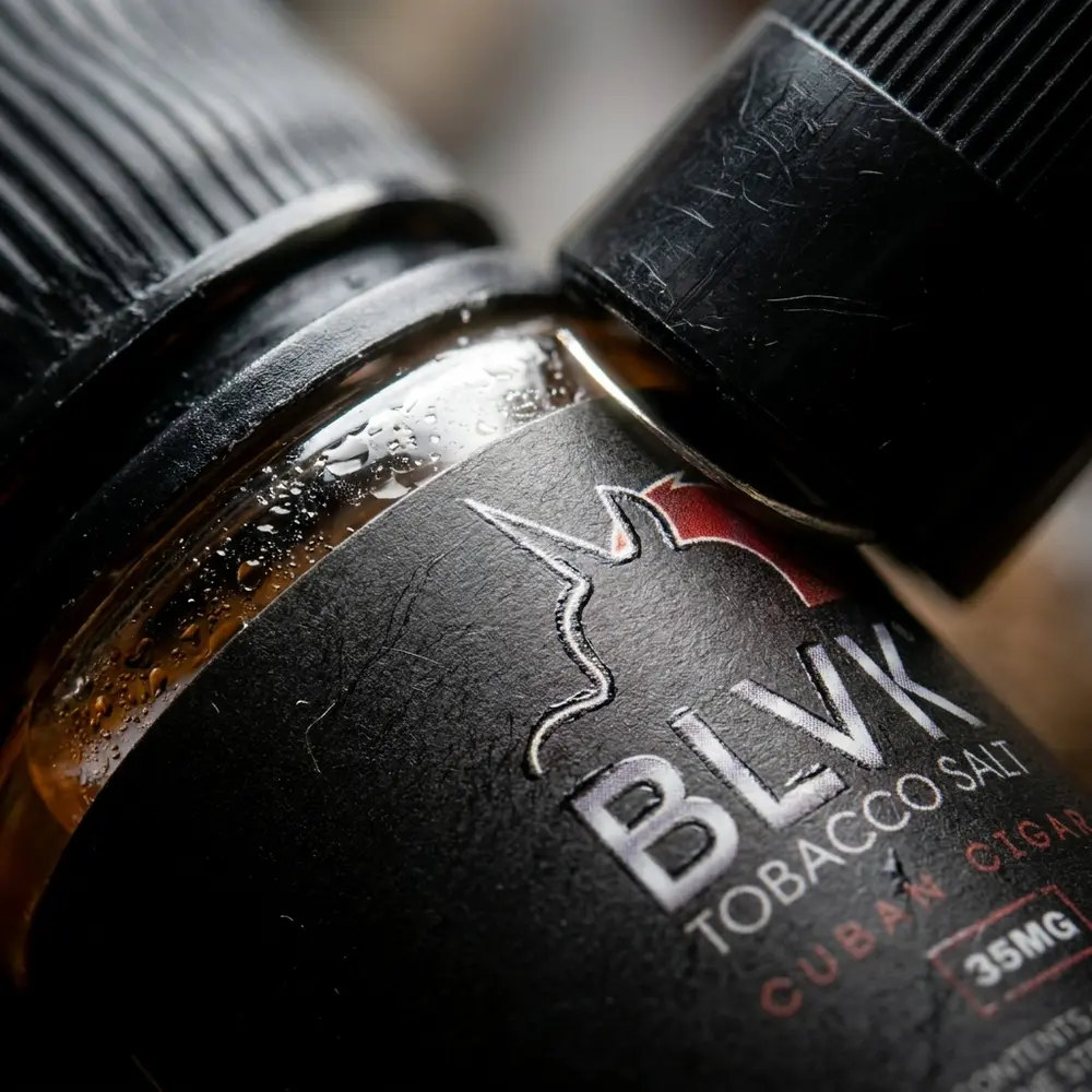 Close-up do frasco Blvk Unicorn Salt Cuban Cigar 30ml mostrando rótulo, bico e textura do vidro, informações de nicotina - Vapor Gringo