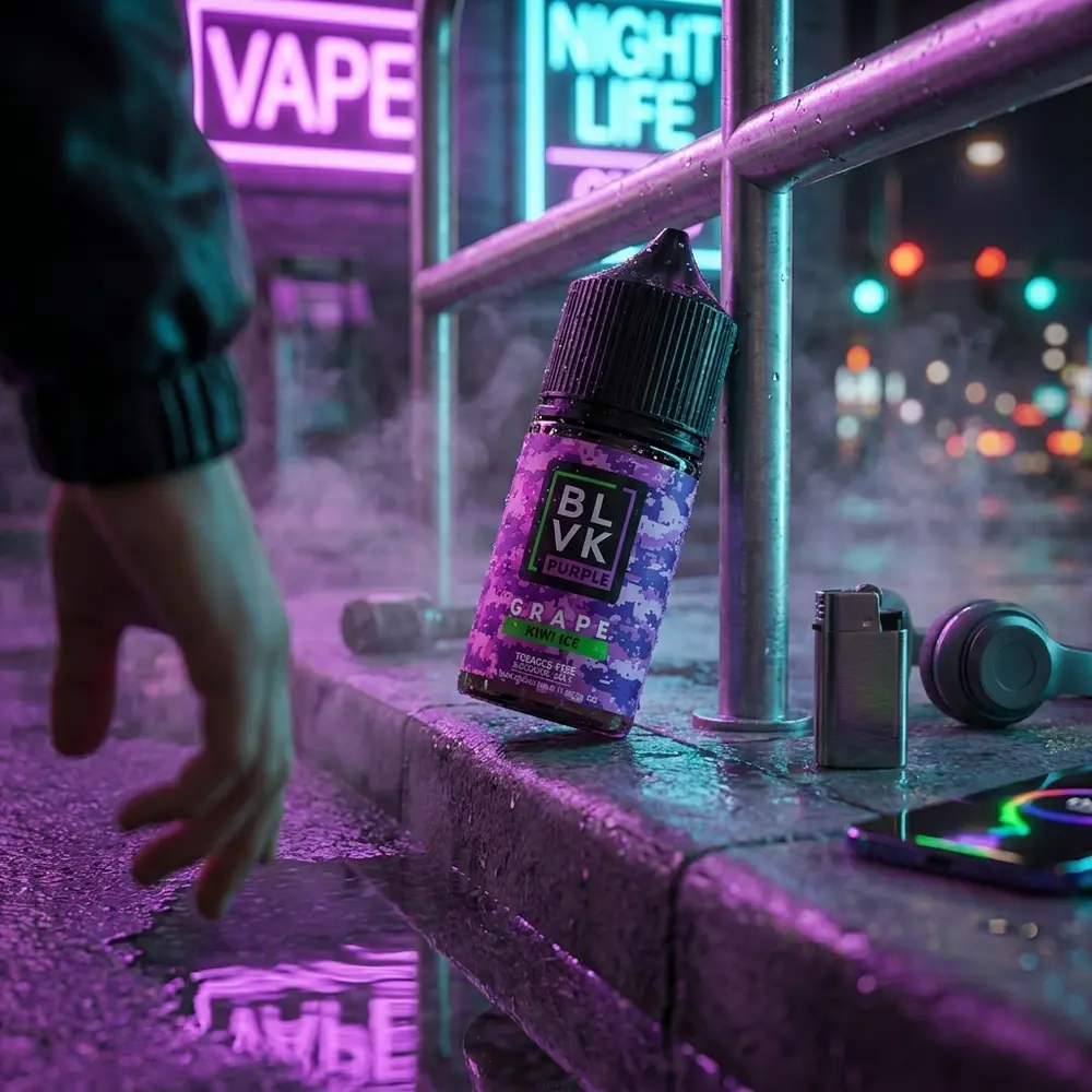 Frasco Blvk Unicorn Salt apoiado em guia molhada sob neon urbano roxo e ciano, reflexos e acessórios. - Vapor Gringo