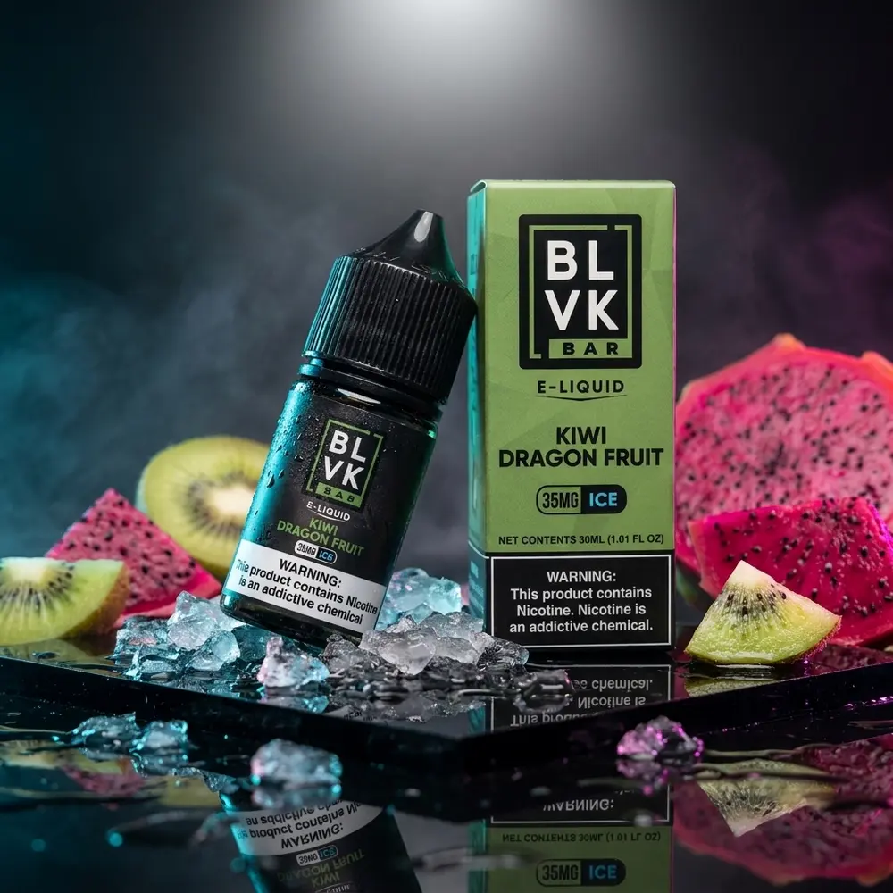 Frasco de líquido BLVK Unicorn Salt Kiwi Dragon Fruit Ice sobre acrílico preto com gelo e reflexos frios. - Vapor Gringo