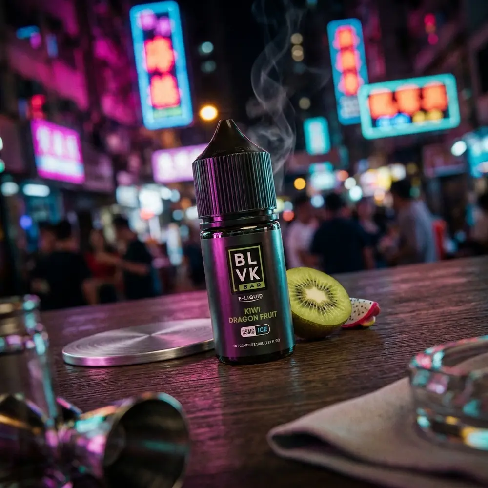 Frasco BLVK Unicorn Salt em cena urbana neon sobre balcão de bar, com vapor e luzes magenta e ciano. - Vapor Gringo
