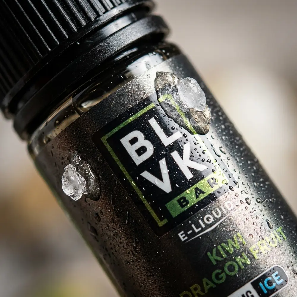 Close-up do rótulo BLVK Unicorn Salt com gotas de condensação, detalhe da tampa e textura do vidro. - Vapor Gringo