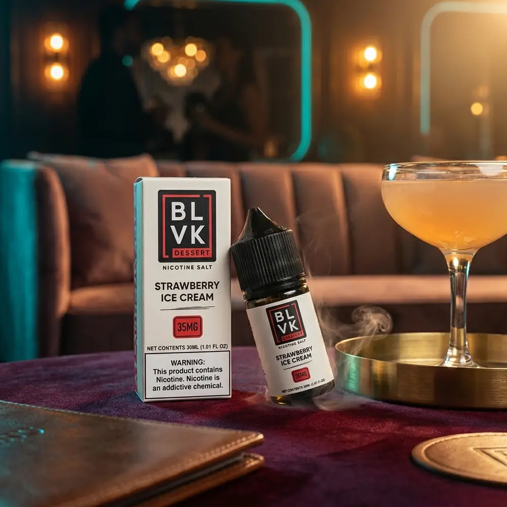 Frasco Blvk Unicorn Salt Strawberry Ice Cream Remix em lounge luxuoso sobre veludo junto a coquetel e luzes quentes - Vapor Gringo