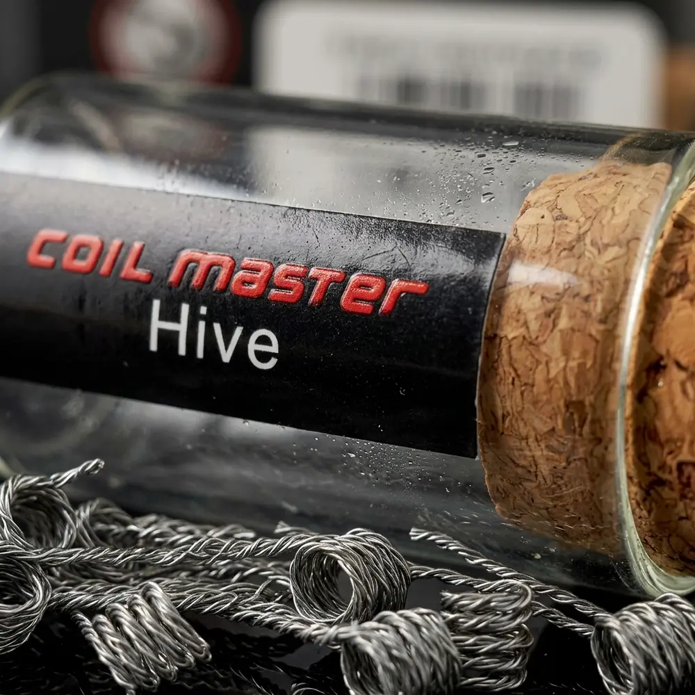 Close-up da Bobina Prebuilt Premium Coil Master mostrando textura da embalagem, logo nítido e gotas de condensação - Vapor Gringo