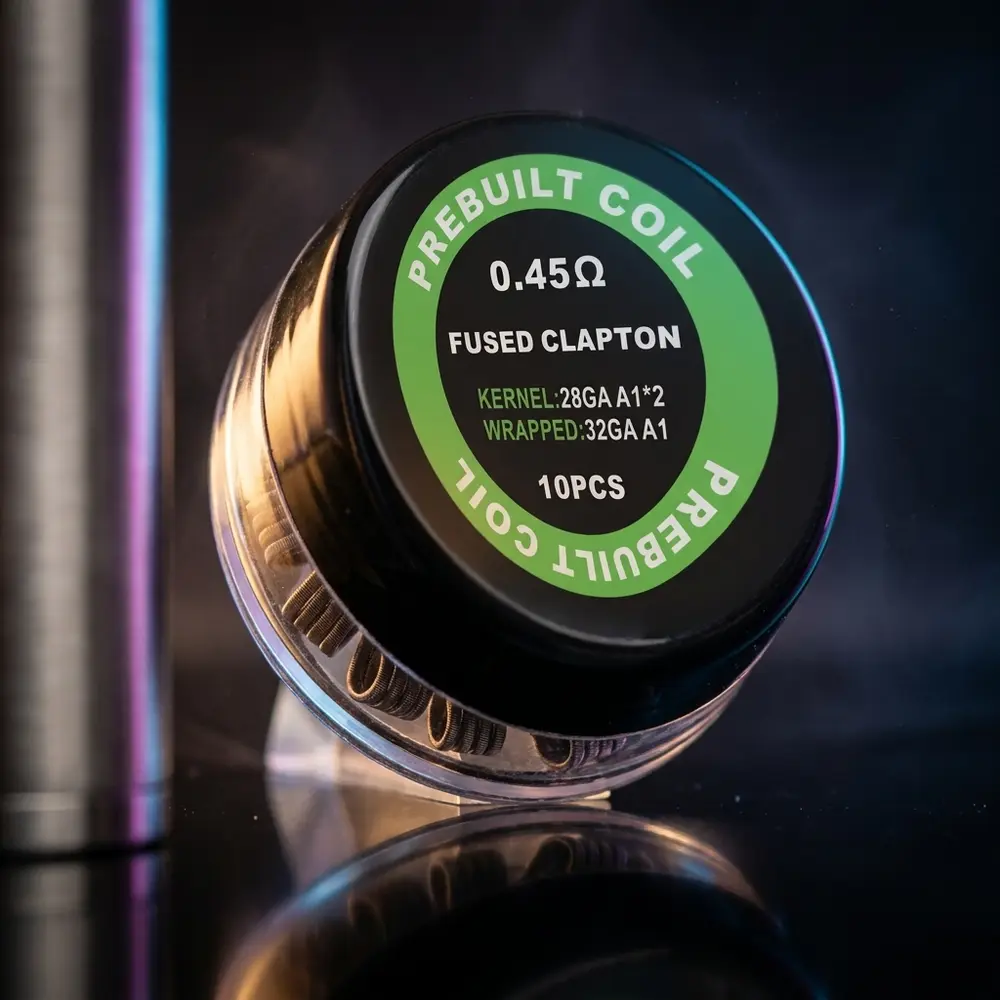 Pack de bobinas Fused Clapton 0,45ohm sobre superfície acrílica escura com luzes dramáticas e reflexos metálicos - Vapor Gringo