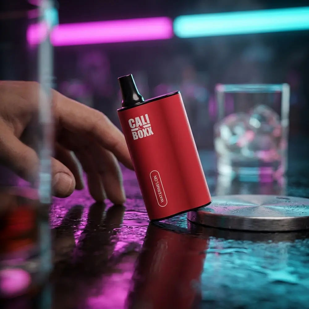 Pod Cali Bars Boxx melancia apoiado em balcão molhado de bar com luzes neon magenta e azul ao fundo - Vapor Gringo