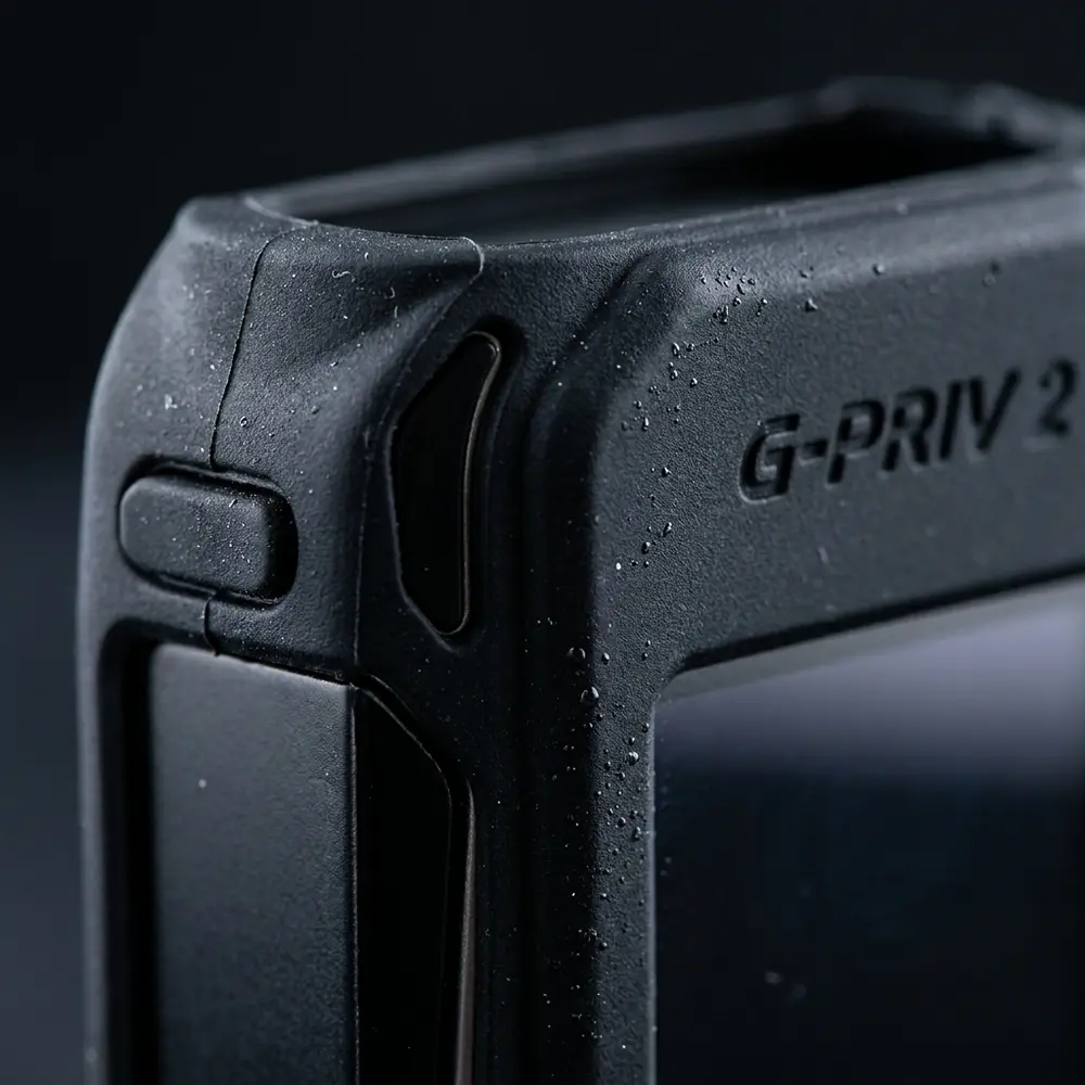 Detalhe da capa de protecao G-Priv 2 da Smok mostrando textura do silicone, costura e logotipo - Vapor Gringo