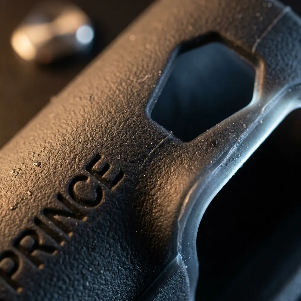 Detalhe macro da capa de silicone Stick Prince mostrando textura, costura e logo com gotas - Vapor Gringo