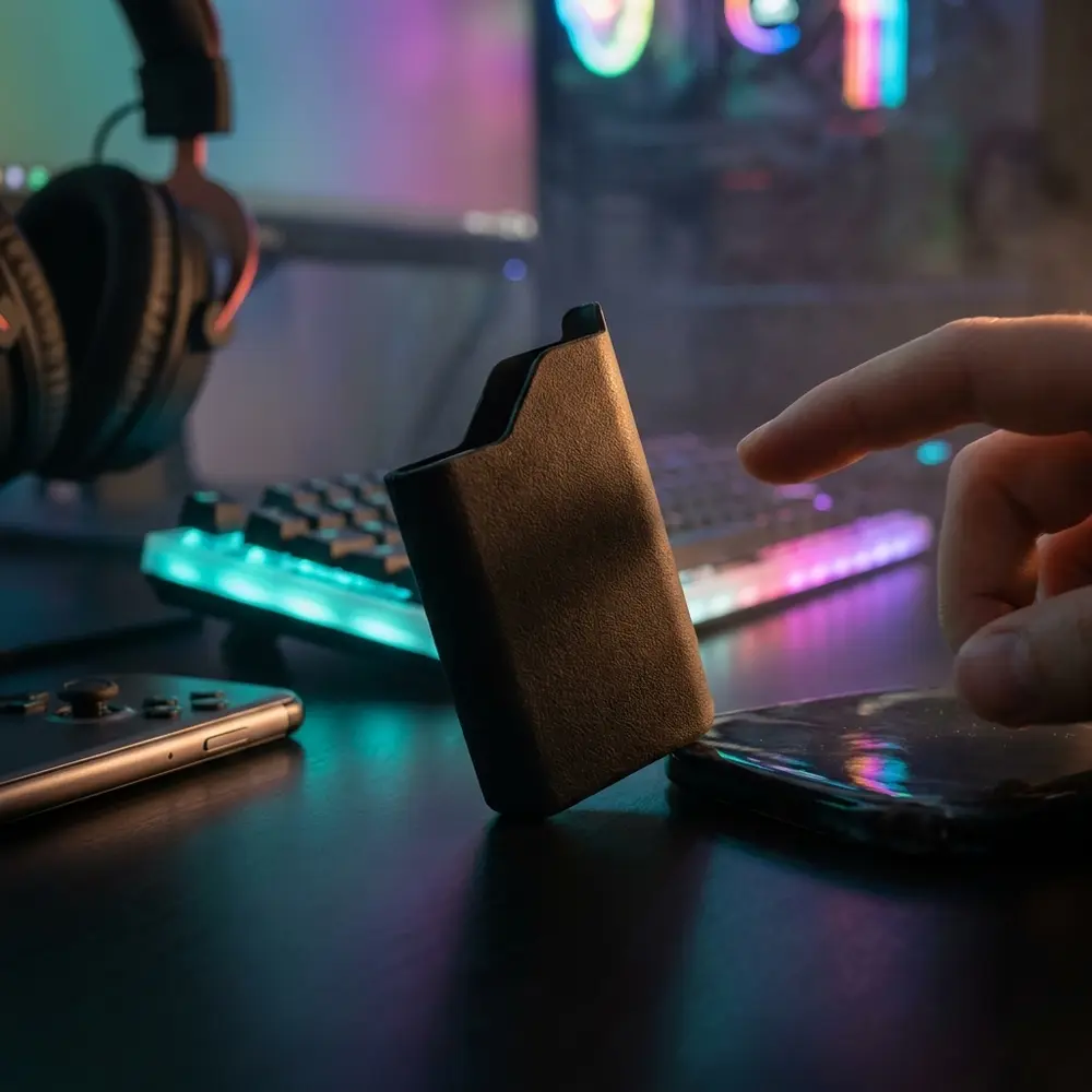 Capa de proteção Suorin Air no aparelho sobre mesa gamer com teclado RGB, fone e luzes ambiente - Vapor Gringo
