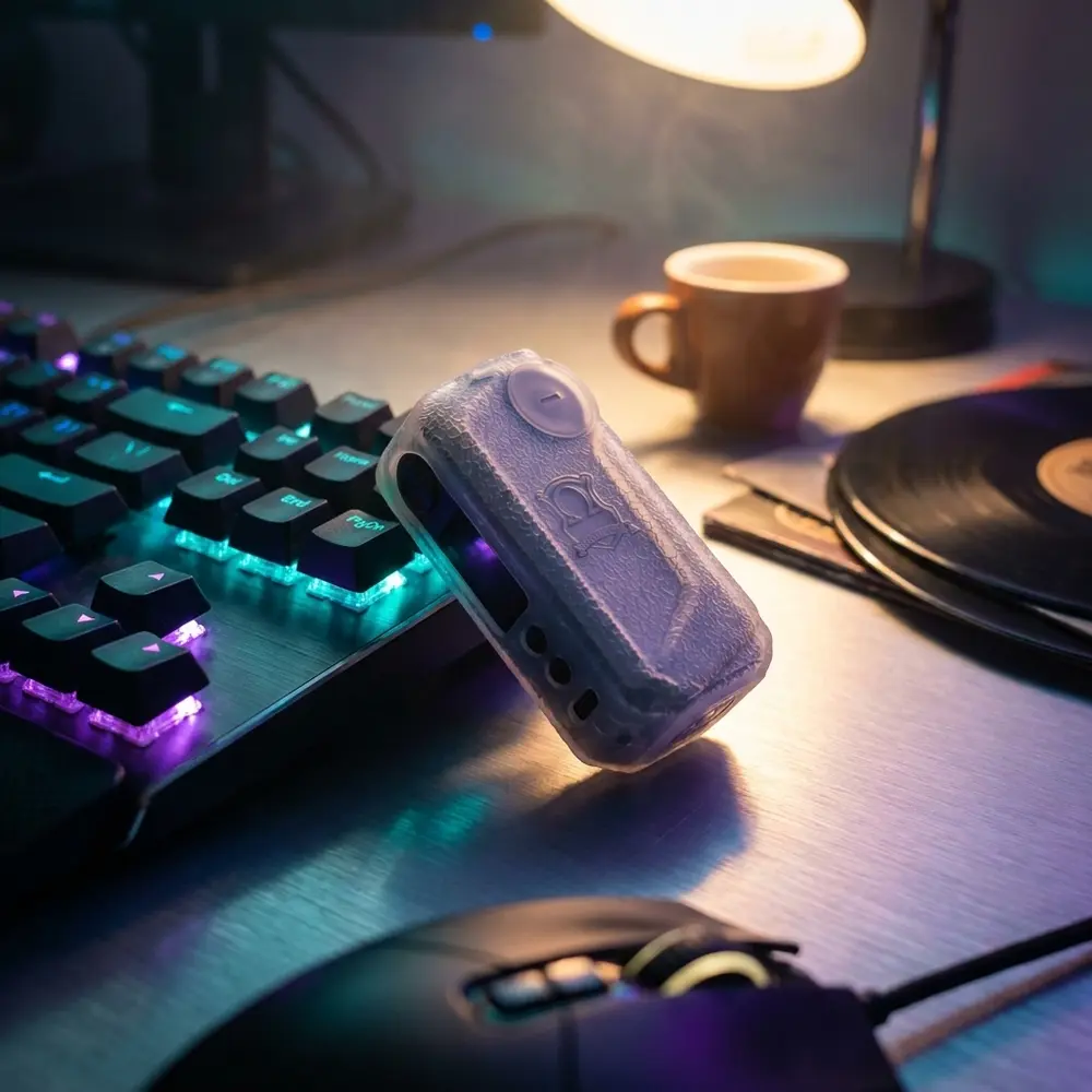 Capa de protecao Mojo Voopoo encaixada no aparelho sobre escritorio RGB com teclado e fones - Vapor Gringo