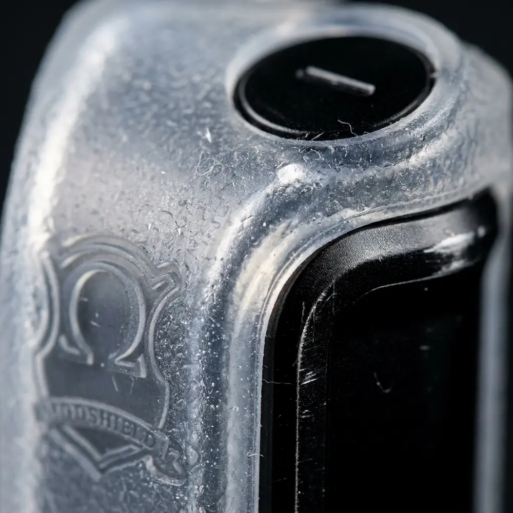 Detalhe macro da capa de protecao Mojo Voopoo em silicone transparente, textura e gotas de condensacao - Vapor Gringo