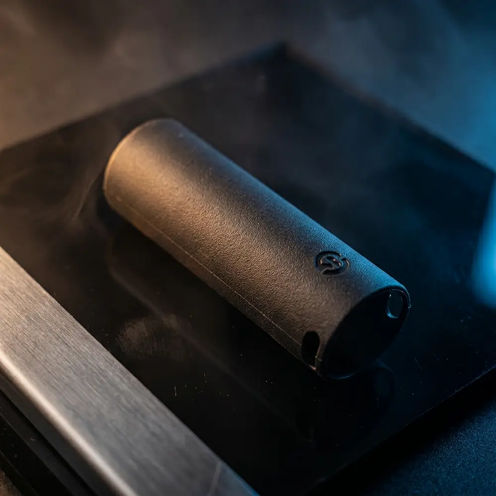 Capa de protecao Pen 22 Smok em silicone apoiada em placa acrilica preta com luzes quentes e frias - Vapor Gringo
