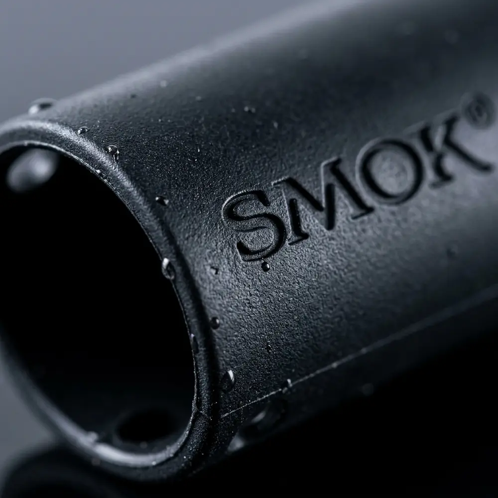 Detalhe macro da capa de protecao Pen 22 Smok mostrando textura de silicone, logo em relevo e gotas - Vapor Gringo