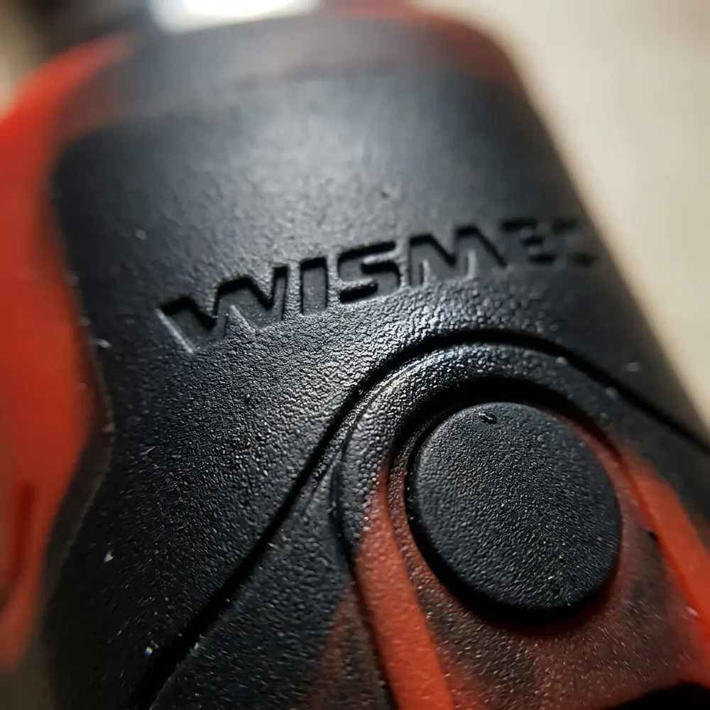 Detalhe da textura em silicone e do logo da capa Sinuous P80 mostrando acabamento e encaixe - Vapor Gringo