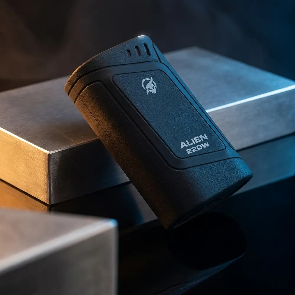 Capa protetora Alien 220w da Smok em silicone apoiada em acrílico com reflexos azuis e âmbar - Vapor Gringo