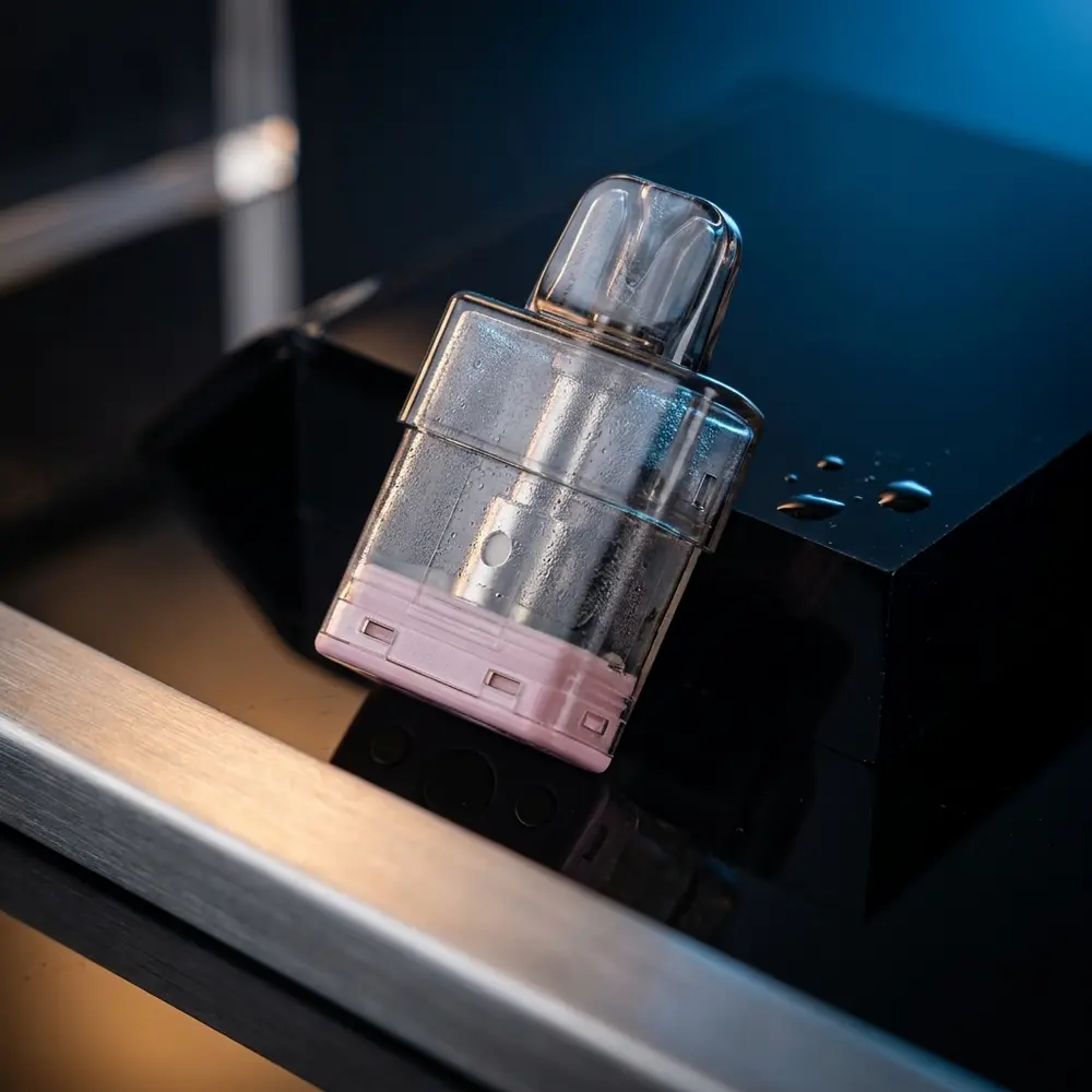 Cartucho Pod Elf Bar EW16000 Strawmelon Peach Ice sobre base acrilica molhada com luzes de destaque urbanas - Vapor Gringo