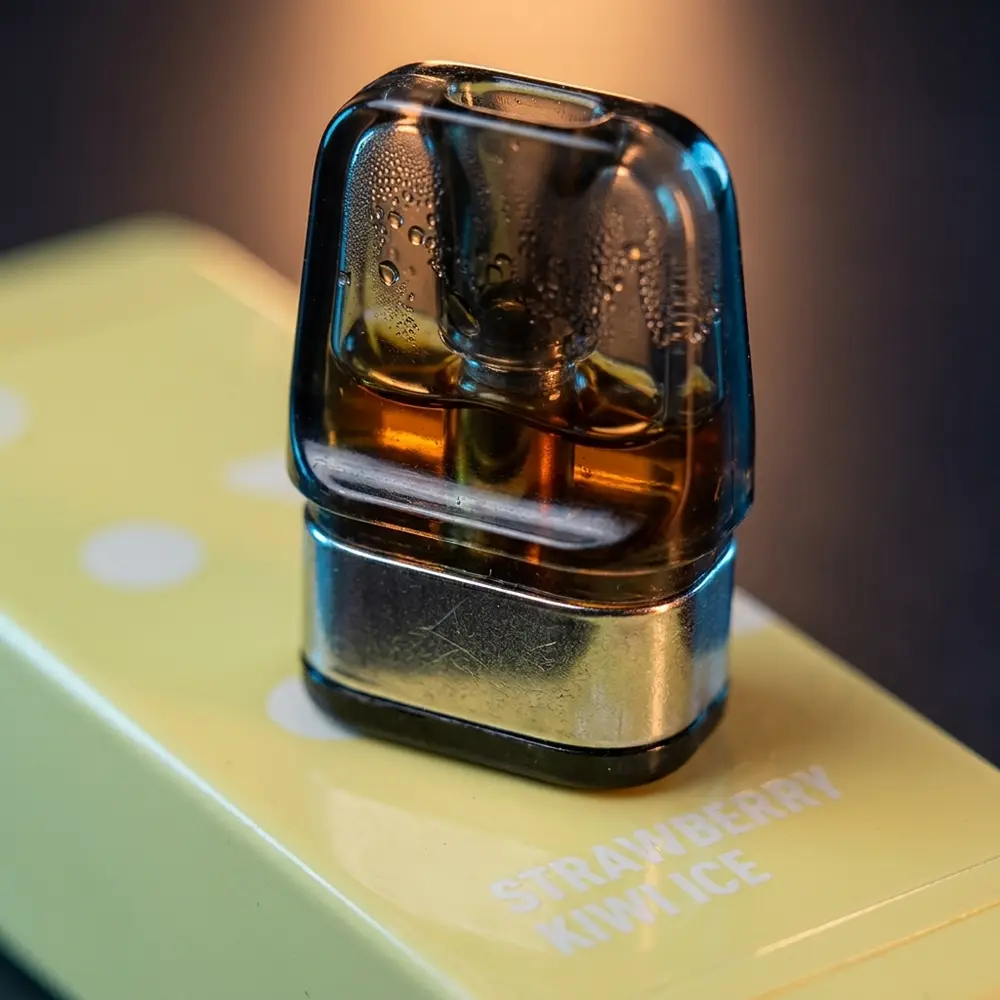 Close-up do cartucho Pod Elf Bar EW9000, concha transparente com gotas de condensacao e canto metalico visivel - Vapor Gringo
