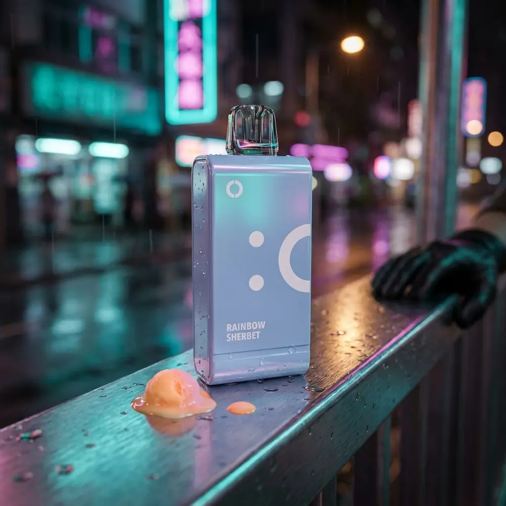 Cartucho Pod Elf Bar EW16000 Rainbow Sherbet no balcão urbano molhado com reflexos neon e fundo de cidade desfocado - Vapor Gringo