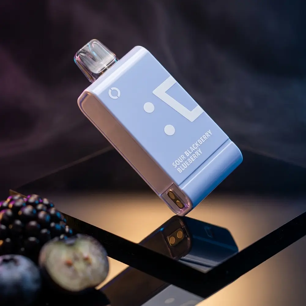 Cartucho Pod Elf Bar EW16000 Sour Blackberry Blueberry sobre base acrílica preta com reflexos azuis e roxos - Vapor Gringo