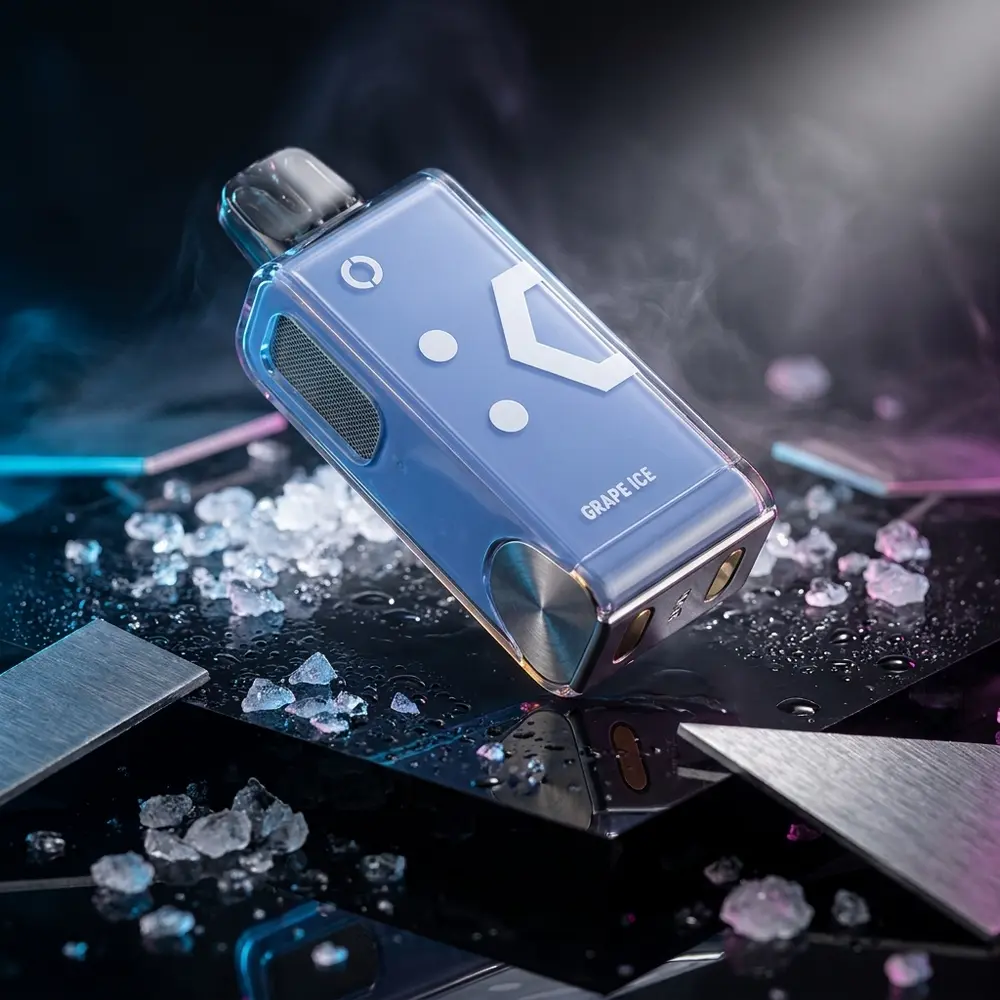 Cartucho Pod Elf Bar EW9000 Grape Ice sobre acrilico preto com gelo e reflexos, foco no logo - Vapor Gringo