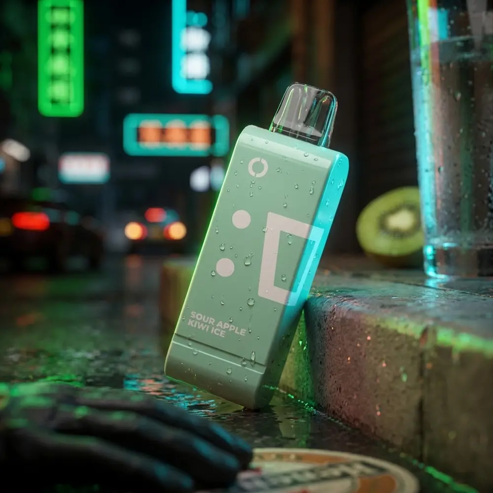 Cartucho Pod Elf Bar EW9000 Sour Apple Kiwi Ice apoiado em balcão urbano com luzes neon verdes e spray de condensação - Vapor Gringo