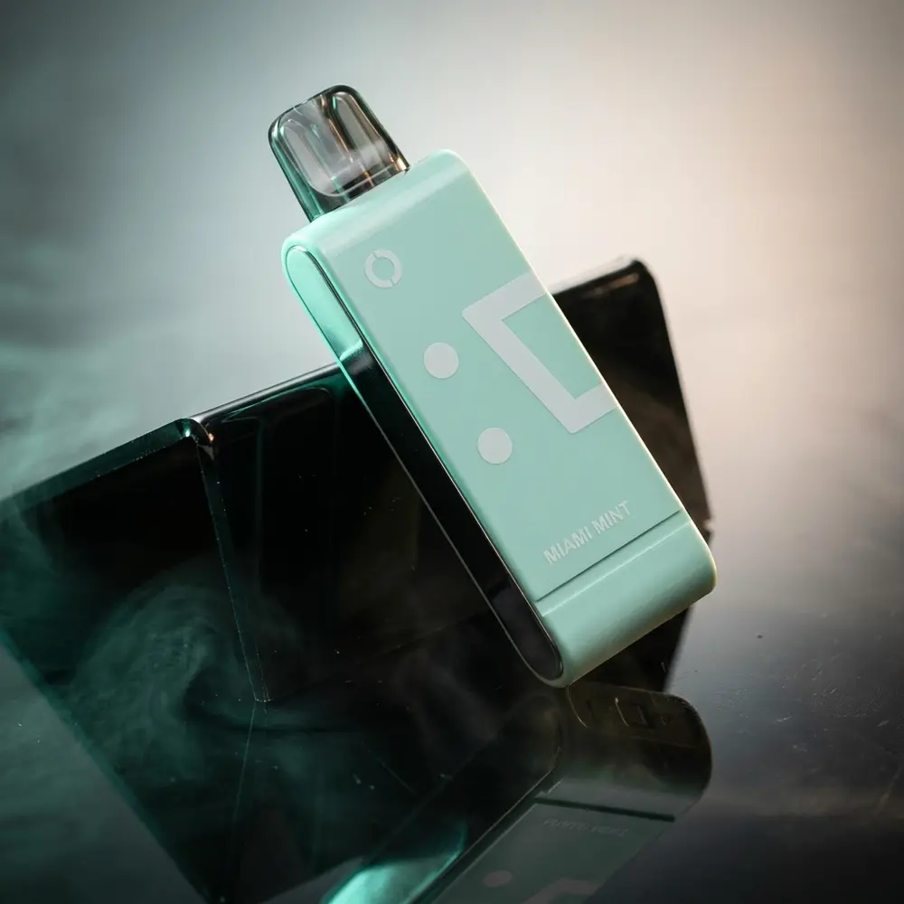 Cartucho Pod Elf Bar EW9000 Miami Mint sobre acrílico preto com iluminação mint e reflexos premium - Vapor Gringo