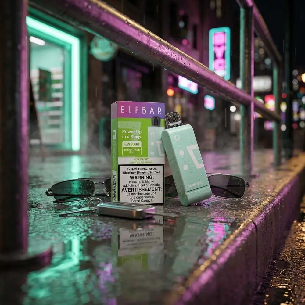 Cartucho Pod Elf Bar EW9000 Miami Mint encostado em parapeito urbano molhado com luzes neon ao fundo - Vapor Gringo