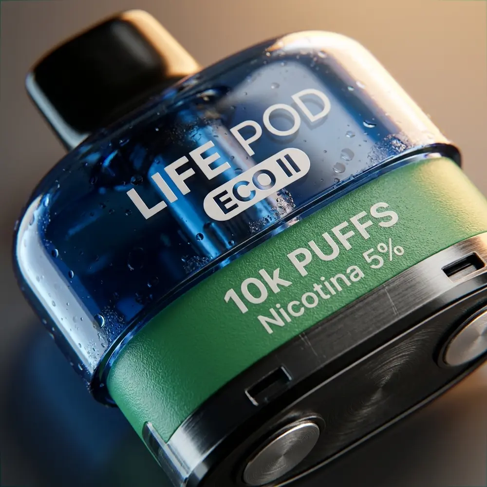 Detalhe macro do cartucho refil Pod Eco II Life Pod mostrando transparência, tipografia e gotas de condensacao - Vapor Gringo