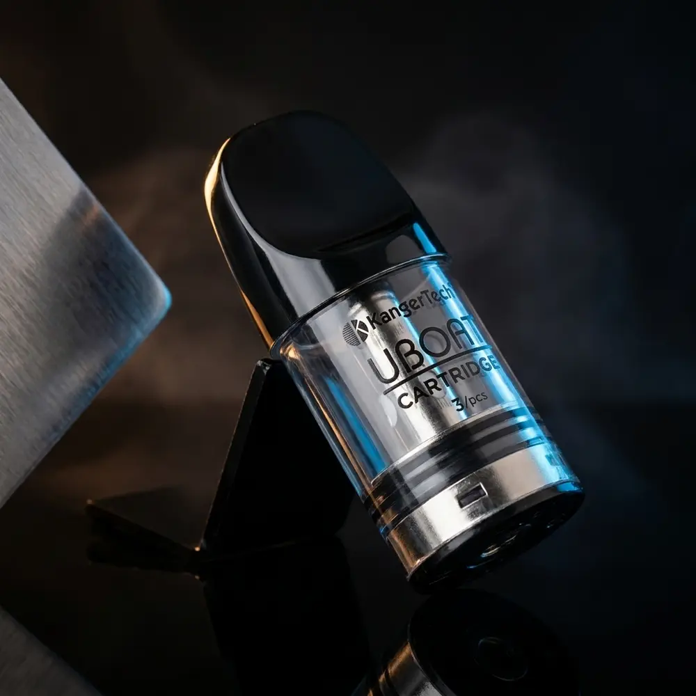 Cartucho UBOAT Kangertech apoiado em base acrilica preta com reflexos e detalhes metalicos e transparentes visiveis - Vapor Gringo