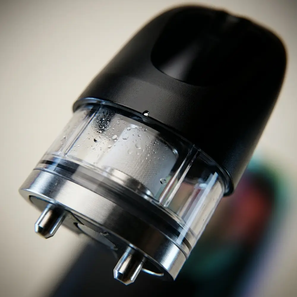 Detalhe macro do cartucho UBOAT Kangertech mostrando bobina ceramica, conector metalico e gotas de condensacao na carcaça transparente - Vapor Gringo