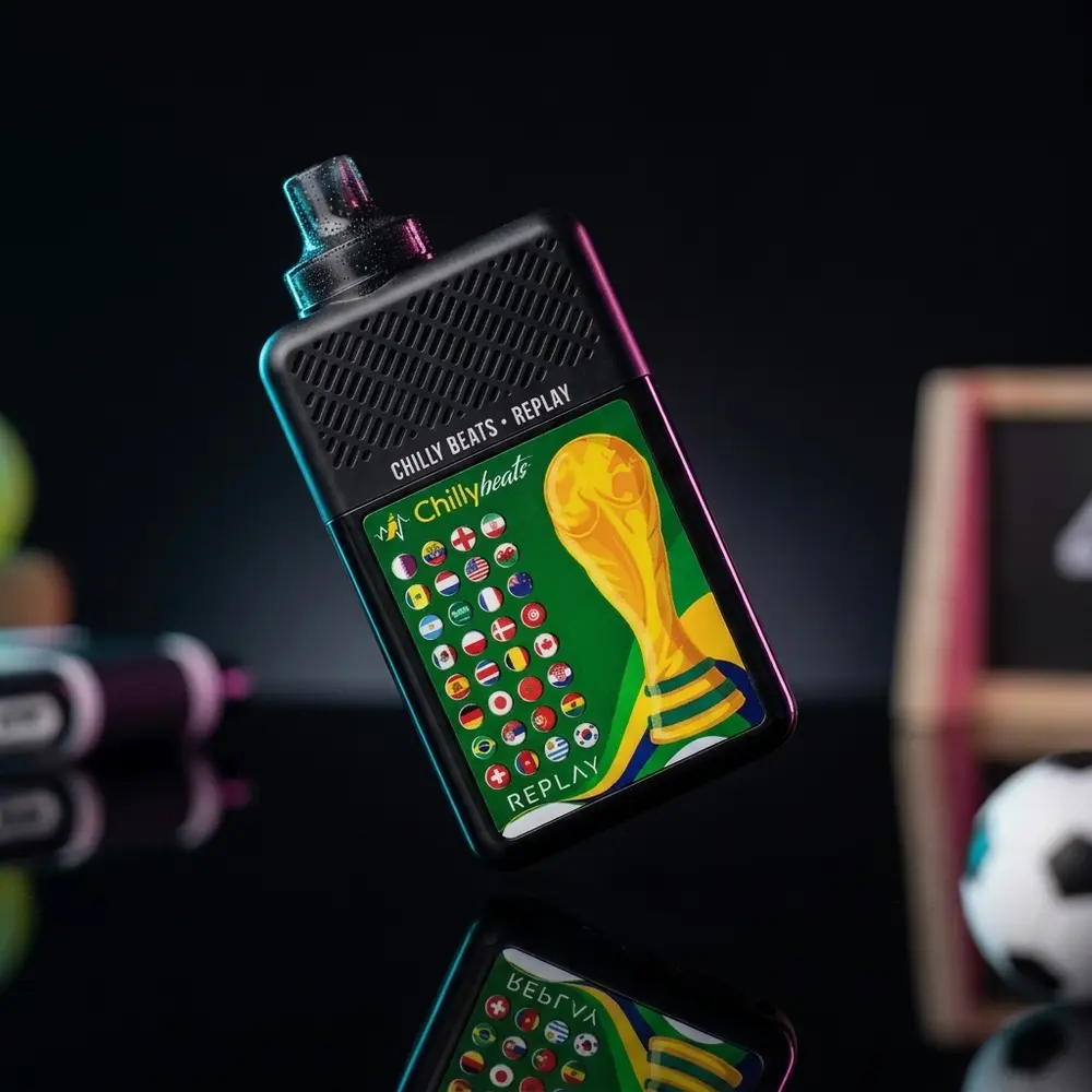Pod descartável Chilly Beats Replay em close diagonal sobre acrílico preto, LED aceso e reflexos cyan e magenta - Vapor Gringo
